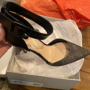 Jessica simpson NWT grey and black heels. Size 6!